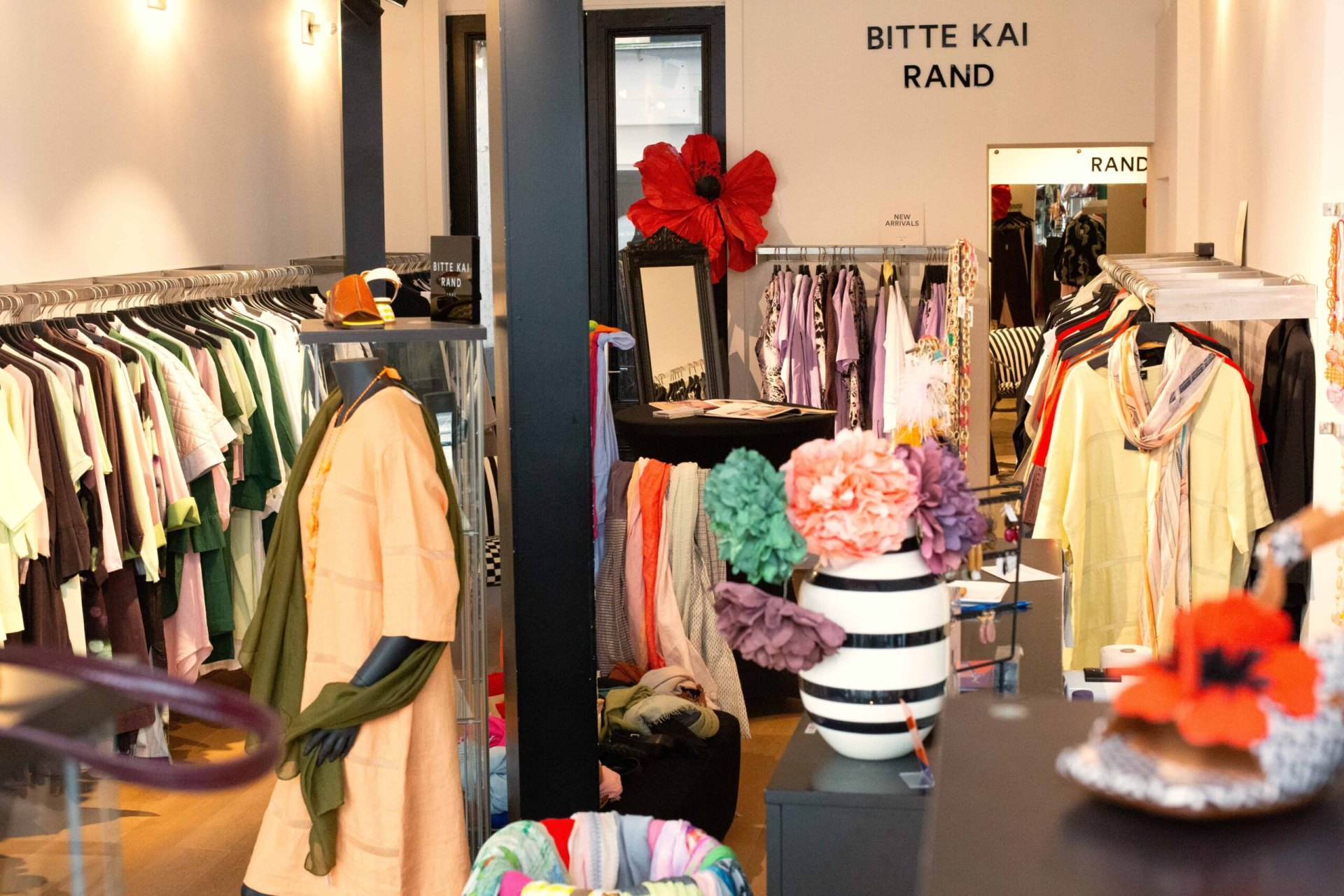 Kleurrijk interieur van de Bitte Kai Rand-winkel in Antwerpen.