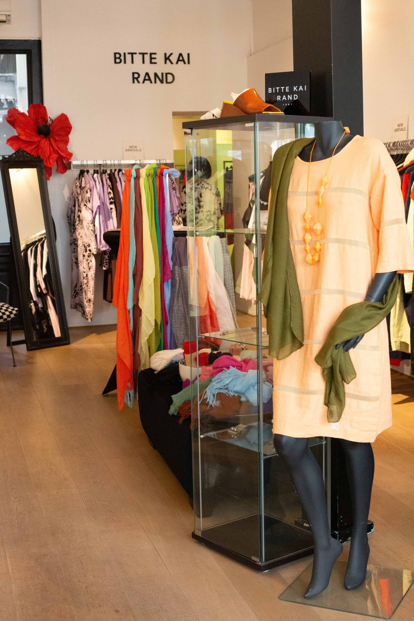 Presentatie van een Bitte Kai Rand-outfit en accessoires in de winkel.