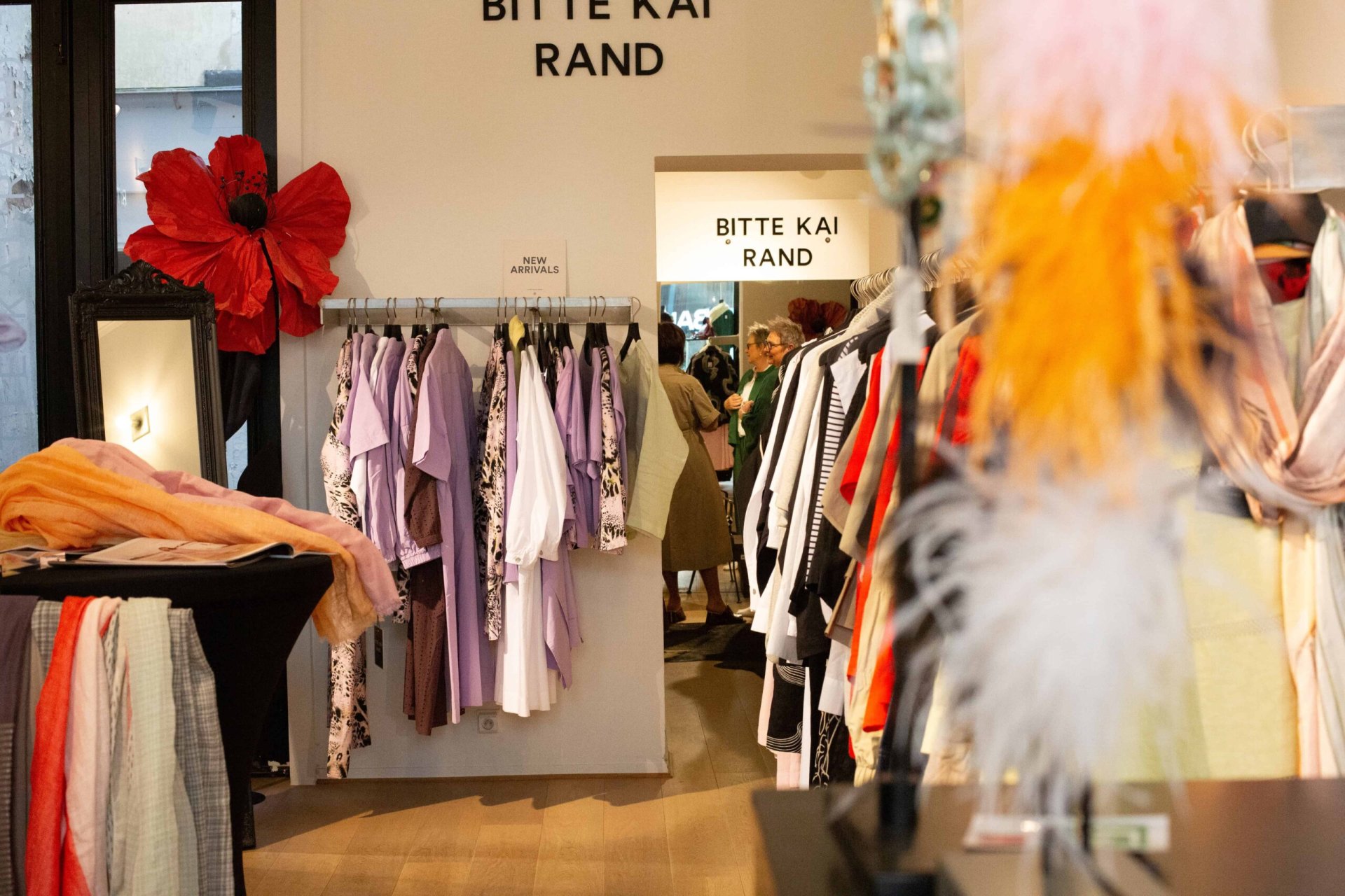 Interieur van de Bitte Kai Rand-winkel in Antwerpen met kleurrijke collecties.